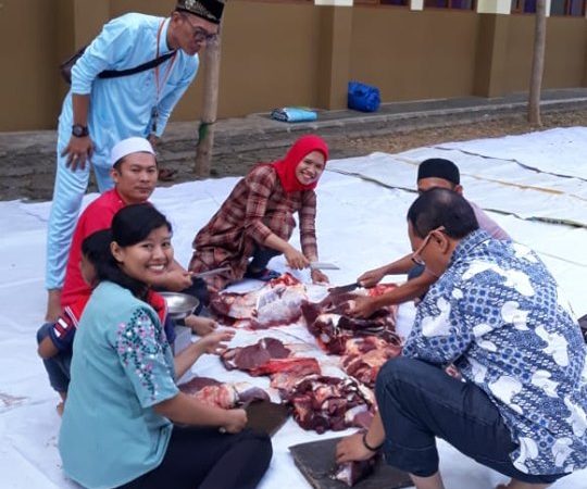 Pemotongan hewan qurban di SD Pemuda Bangsa